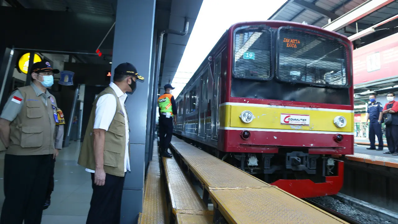 Ketua Gugus Tugas Percepatan Penanganan Covid-19, Doni Monardo meninjau aktivitas di Stasiun Manggarai, Jakarta Selatan