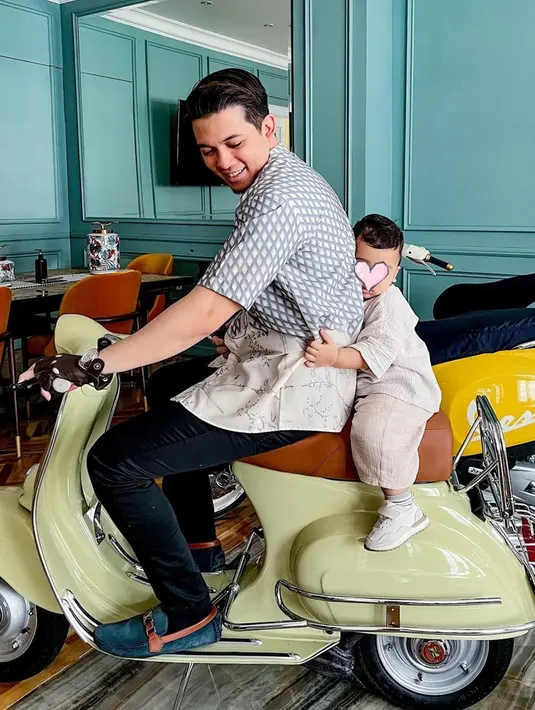 Bukan hanya untuk touring, rupanya kendaraan kesayangan Irwansyah ini juga sangat disukai oleh sang anak, Ukkasya. Saat motor jadul tersebut terparkir di dalam rumahnya, putra semata wayang Irwansyah dan Zaskia Sungkar itu pun anteng dibonceng sang ayah walaupun dalam keadaan diam. (Liputan6.com/IG/@irwansyah_15)