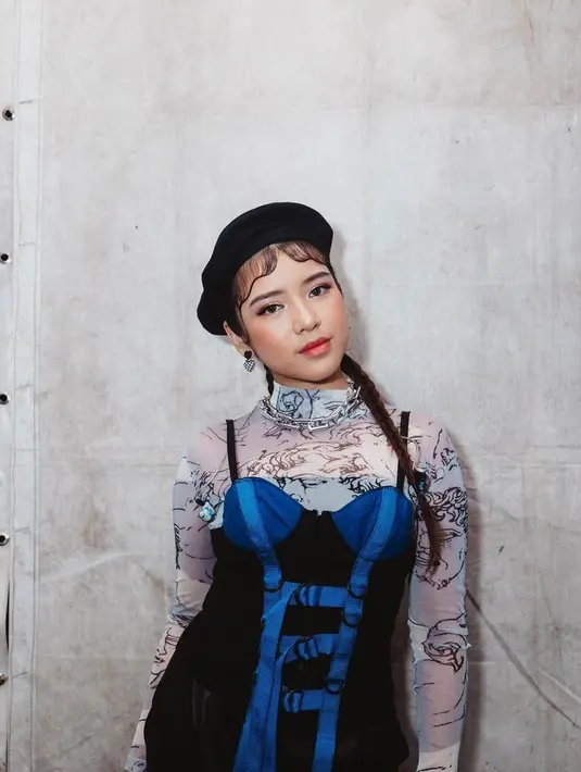 Tiara Andini tampil stylish dengan wet look bangs dan braided pigtails saat manggung.
