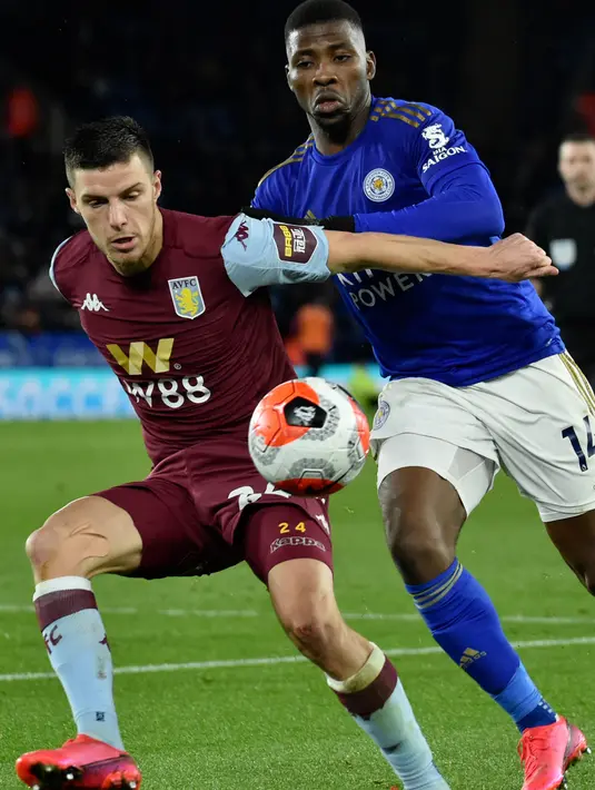 Striker Leicester City, Kelechi Iheanacho berebut bola dengan pemain Aston Villa, Frederic Guilbert pada lanjutan Liga Inggris di King Power Stadium, Selasa (10/3/2020) dinihari WIB. Leicester menang telak empat gol tanpa balas atas Aston Villa. (AP /Rui Vieira)