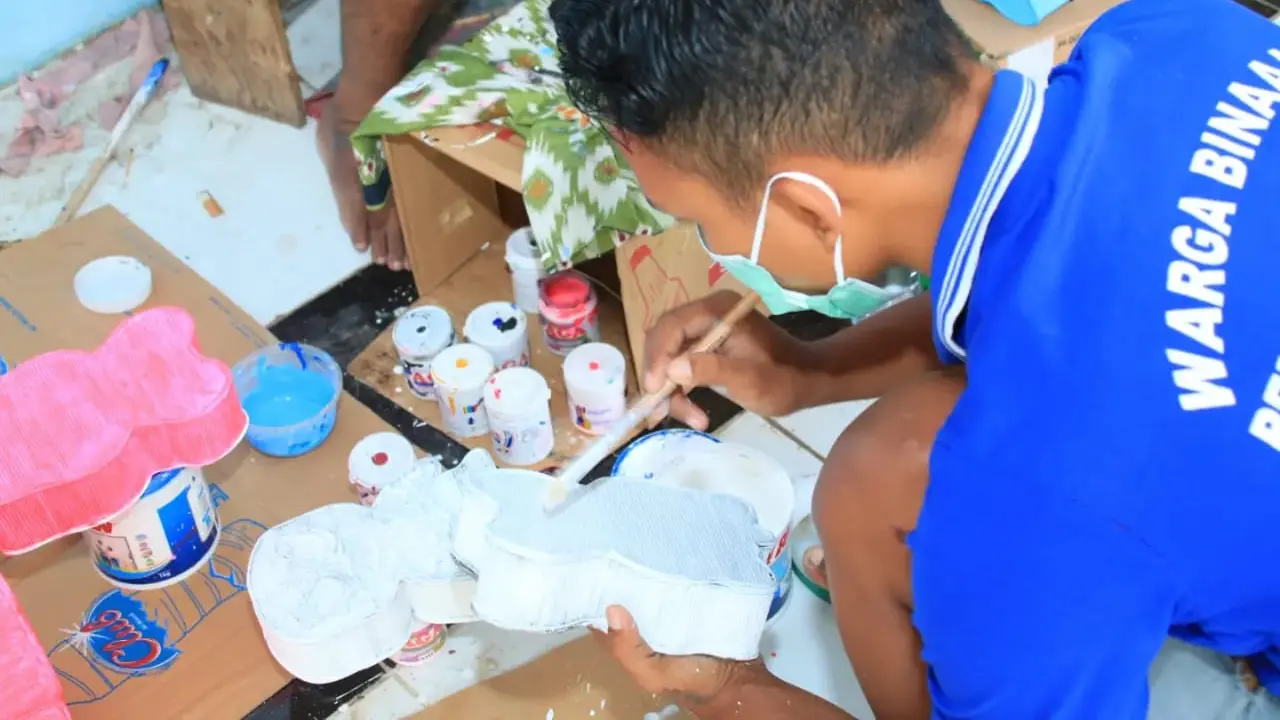Warga binaan Lembaga Pemasyarakatan Banyuwangi membuat kerajinan tangan berupaya celengan dari korban bekas (Istimewa)