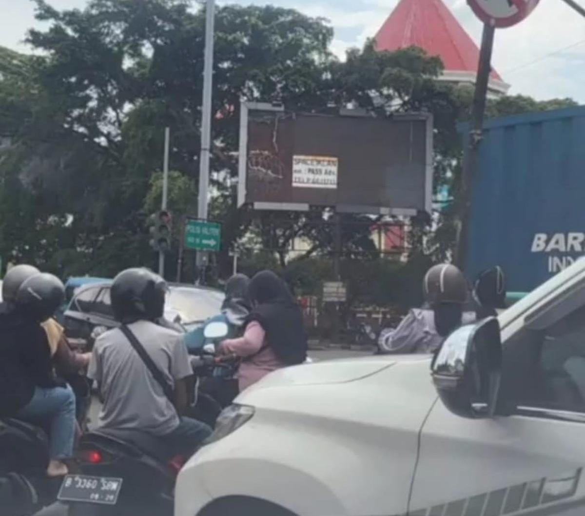 "Cek aja lokasi Jl. Raya Bogor lampu merah Graha. Tadi cek sdh hilang hehehe. Pemilihan tempat dan pemasang dari agency," kata Mardani.&nbsp;