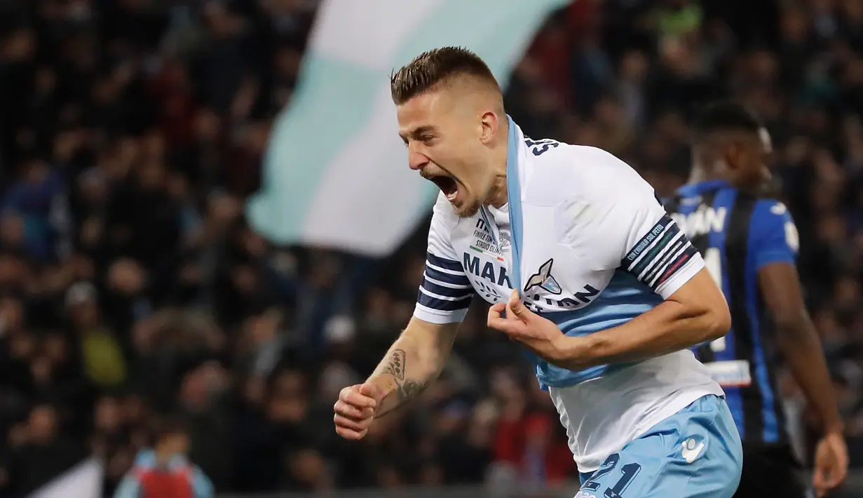 Gelandang Lazio, Sergej Milinkovic Savic berselebrasi setelah mencetak gol ke gawang Atalanta pada babak final Coppa Italia di Stadio Olimpico, Roma, Rabu (15/5/2019). Lazio keluar sebagai juara Coppa Italia setelah mengalahkan Atalanta 2-0. (AP Photo/Alessandra Tarantino)