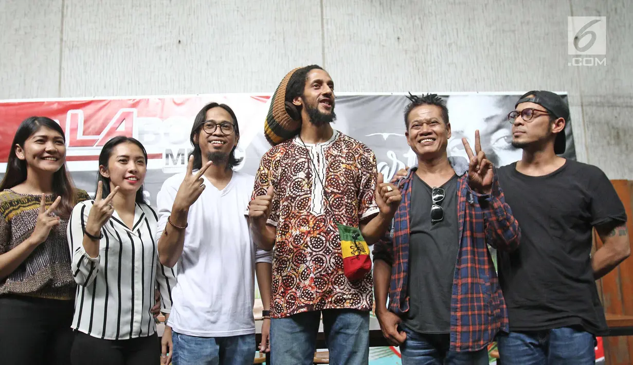 Musisi reggae Julian Marley (ketiga kanan) foto bersmaa dengan musisi Tony Q Rastafara seusai jumpa pers Jakarta Peace Concert 2017, Jakarta, Rabu (15/11). Pada 18 November 2017, Julian Marley akan manggung di Jakarta. (Liputan6.com/Herman Zakharia)