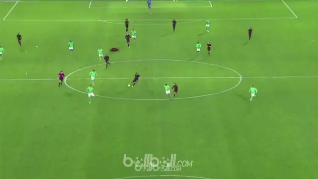 VIDEO: Rekan Balotelli Nyaris Cetak Gol ala David Beckham