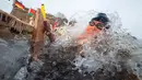 Seorang peserta mengambil bagian dalam kompetisi renang di air es dari sungai Neva selama Big Neva Cup of Ice Swimming di St.Petersburg, Rusia, 2 Maret 2019. Sekitar 150 dari 12 negara mengikuti kompetisi renang dengan suhu - 6 C. (AP/Dmitri Lovetsky)