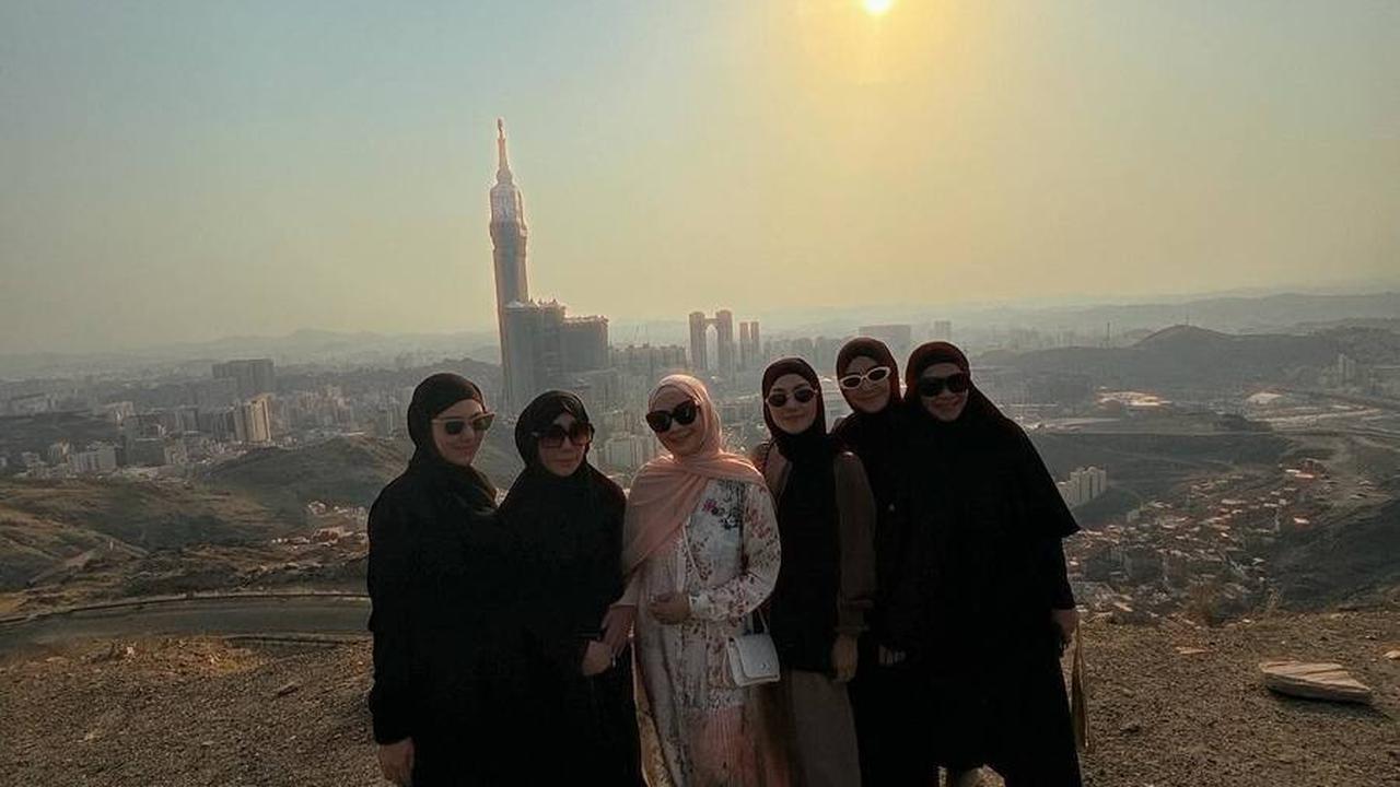 Lewat postingan foto ini, Raffi dan Gigi menuliskan caption berbunyi, "Terima kasih ya Allah atas segala berkah, rahmah, dan nikmat yang sudah Engkau berikan kepada kami."