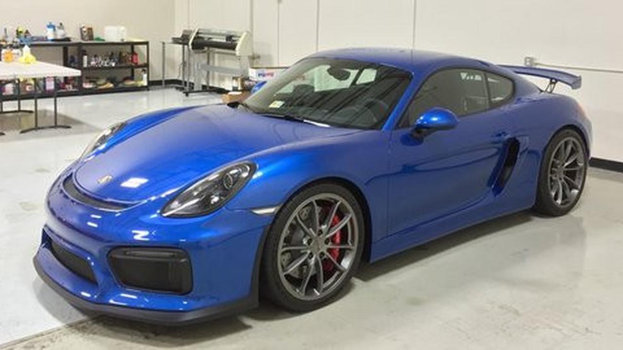 Konyol, pria ini jual Porsche Cayman GT4 yang baru dipakainya sekali