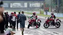 Marc Marquez saat memulai aksi balap dengan motor Honda CBR 150 di Sentul, Bogor, Minggu (14/2/2016). (Bola.co/Nicklas Hanoatubun)