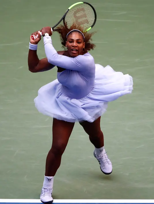 Serena Williams mengembalikan tembakan Kaia Kanepi selama putaran keempat turnamen tenis AS Terbuka di New York, AS, Minggu (2/9). Kostum khusus Serena ini diberi nama Queen Collection. (JULIAN FINNEY/GETTY IMAGES NORTH AMERICA/AFP)