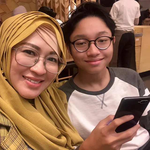 6 Potret Kebersamaan Kiesha Alvaro dan Ibunda, Bak Kakak Adik