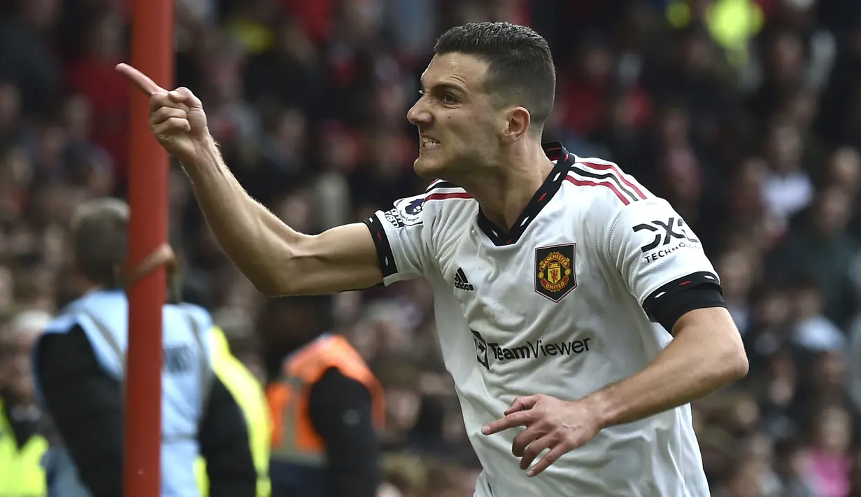 Pemain Manchester United, Diogo Dalot merayakan gol kedua timnya saat laga lanjutan Liga Inggris 2022/2023 melawan Nottingham Forest di City Ground, Nottingham, Senin (17/04/2023) WIB. Ini merupakan gol perdana Dalot di Liga Inggris. (AP Photo/Rui Vieira)