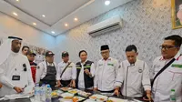 Ketua PPIH Arab Saudi Subhan Cholid bersama jajaran mencicipi hasil masakan juru masak penyedia katering jemaah haji Indonesia. (Foto: MCH PPIH 2023)