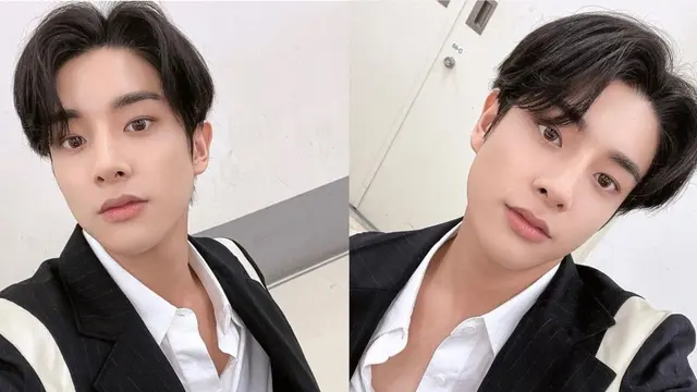 Jake ENHYPEN dalam busana putih berpadu jas hitam