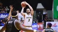 Pemain Bima Perkasa Jogja, David Atkinson (tengah), tampil fantastis ketika timnya mengalahkan Pelita Jaya di GOR Sritex Arena, Sabtu (12/1/2019). (Media IBL)