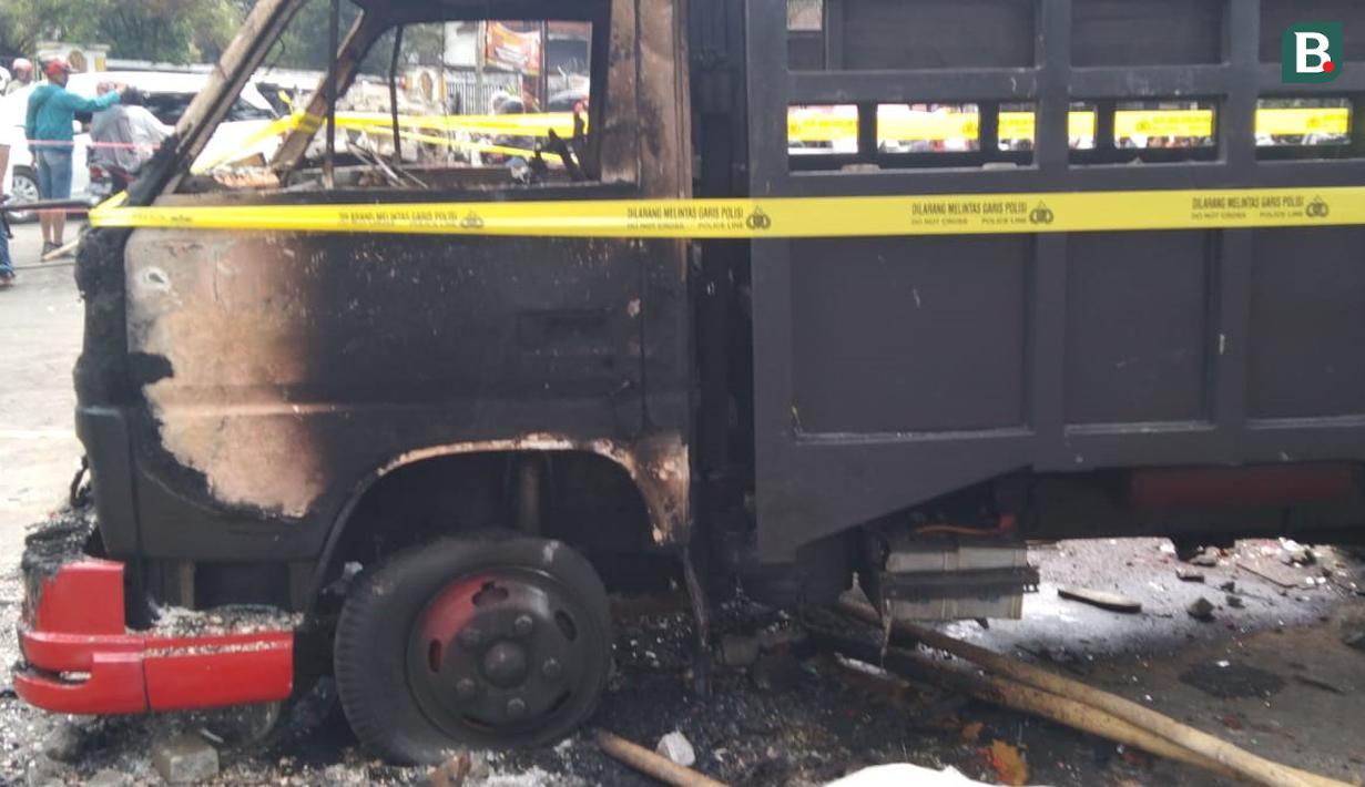 Kericuhan terjadi berawal dari ratusan hingga ribuan Aremania turun ke lapangan begitu peluit panjang dibunyikan sekitar pukul 22.00 WIB. (Bola.com/Iwan Setiawan)