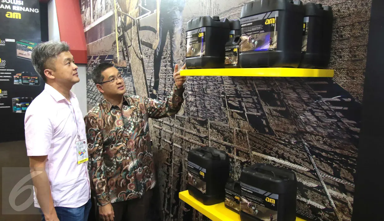 Direktur Utama AMBPI Andy Budiarto (batik) bersama Direktur Keuangan AM Albertus Indra Sasmitra saat menunjukan prodak terbaru dari PT Adiwisesa Mandiri Building Products Indonesia di JCC, Senayan, Jakarta, Jumat (18/3/2016). (Liputan6.com/Angga Yuniar)