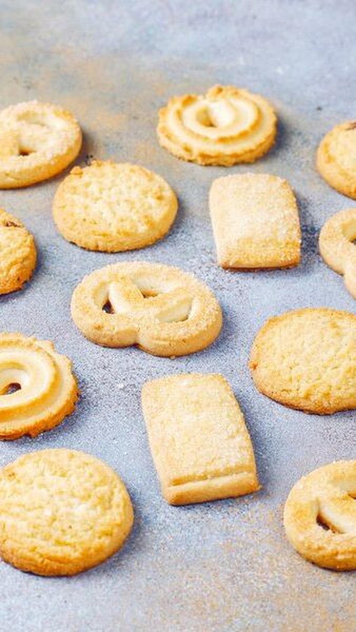 Mudah semua bukan? Tak hanya simpel, bahan yang digunakan juga sangat sederhana dan hemat telur lho. Yuk biar gak bosen dengan kue kering yang itu-itu saja, kue butter cookies bisa jadi alternatif sajian untuk para tamu. Selamat mencoba!
