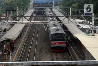 Sebanyak 29 unit rangkaian kereta rel listrik (KRL) wilayah Jakarta, Bogor, Depok, Tangerang, dan Bekasi (Jabodetabek) yang akan berhenti beroperasi periode 2023-2024, berpotensi menganggu layanan transportasi publik di masyarakat. (Liputan6.com/Johan Tallo)