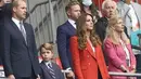 Kate terlihat cantik seperti biasanya, dengan mengenakan blazer merah untuk menunjukkan dukungannya kepada tim Inggris saat berhadapan dengan Jerman di pertandingan babak 16 besar Euro 2020. dok. (Instagram @katemiddletonfanss)