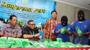 Humas Badan Narkotika Nasional (BNN) melakukan konferensi pers di gedung BNN, Jakarta, Jumat (20/3/2015). BNN menyita barang bukti berupa 25,25 kg sabu. BNN juga menangkap tersangka AP dan HU.(Liputan6.com/Helmi Afandi)