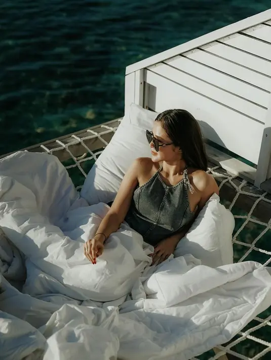 Ia berpose makin keren dengan sunglasses. [Foto: Instagram/bellabonita_r.a]