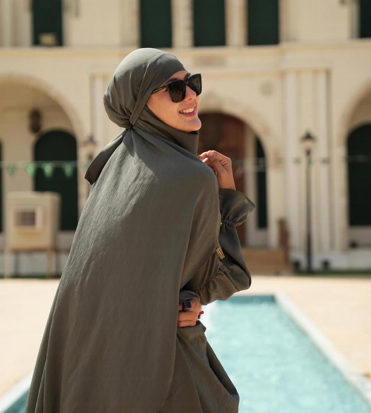 Dari Street Style ke Look Formal, Ini Inspirasi Hijab Paula Verhoeven yang Memikat