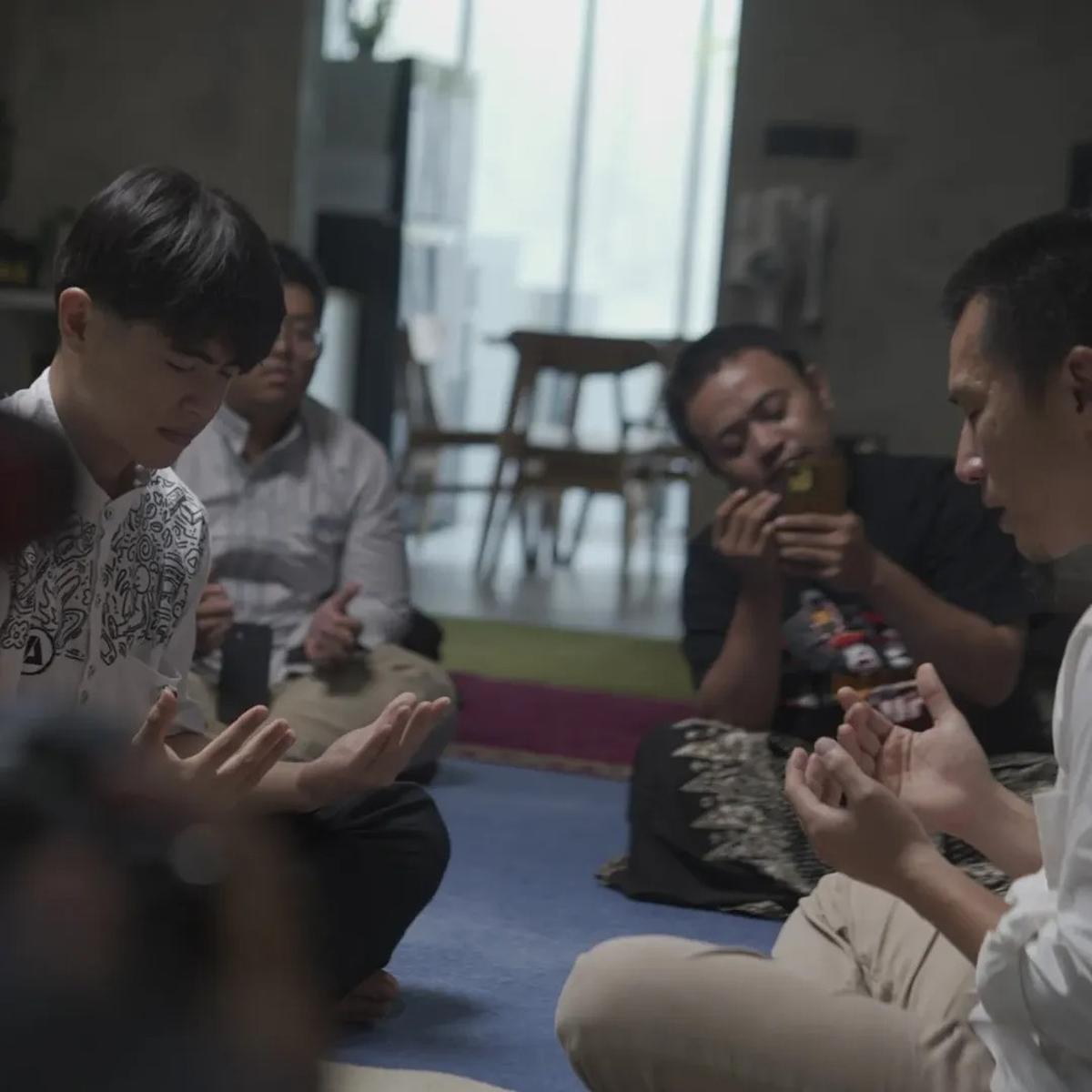Dibimbing Ustaz Felix Siauw, Steven Wongso Pacar Arafah Rianti Resmi Jadi Mualaf di Malam ke-23 Ramadan