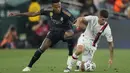 Striker AC Milan, Christian Pulisic (kanan) berebut bola dengan bek Real Madrid, Eder Militao pada laga pramusim 2023/2024 Soccer Champions Tour di Rose Bowl Stadium, Pasadena, California, Senin (24/7/2023) pagi WIB. (AP Photo/Ashley Landis)