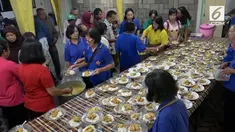 Sejumlah wanita jemaat Katolik membuka warung murah untuk melayani umat Islam yang akan berbuka puasa.