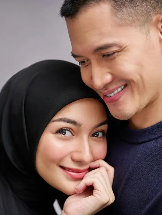 Kembali menampilkan potret close up keduanya yang berhasil melelehkan hati netizen. Potret manis keduanya dengan Citra Kirana terlihat mengenakan hijab hitam, sedangkan Rezky Aditya tampil dengan kaus biru navy. Foto: Instagram.