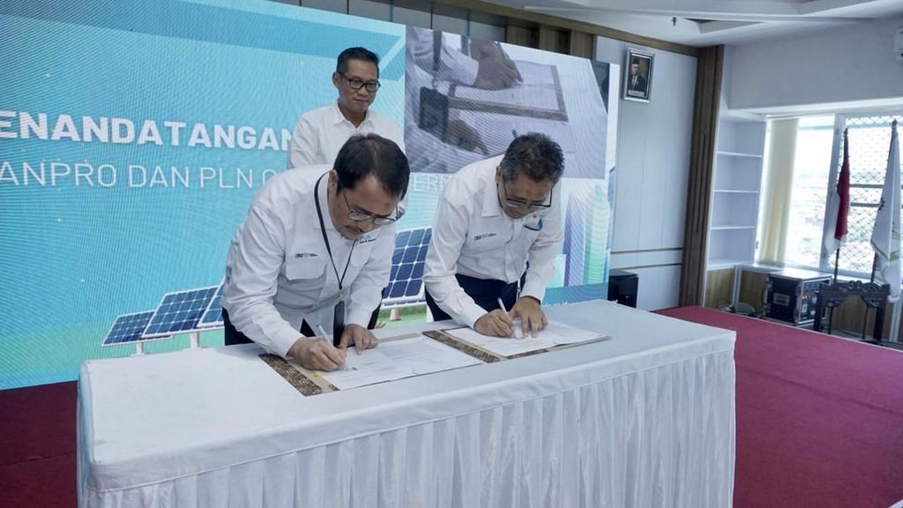 Penandatanganan MoU kerja sama antara PLN Pusmanpro dan PLN Gas & Geothermal dilakukan hari Senin, (13/3/2023) di Kantor PLN Pusmanpro yang disaksikan langsung oleh Direktur Manajemen Proyek dan EBT Wiluyo Kusdwiharto. (Dok PLN)