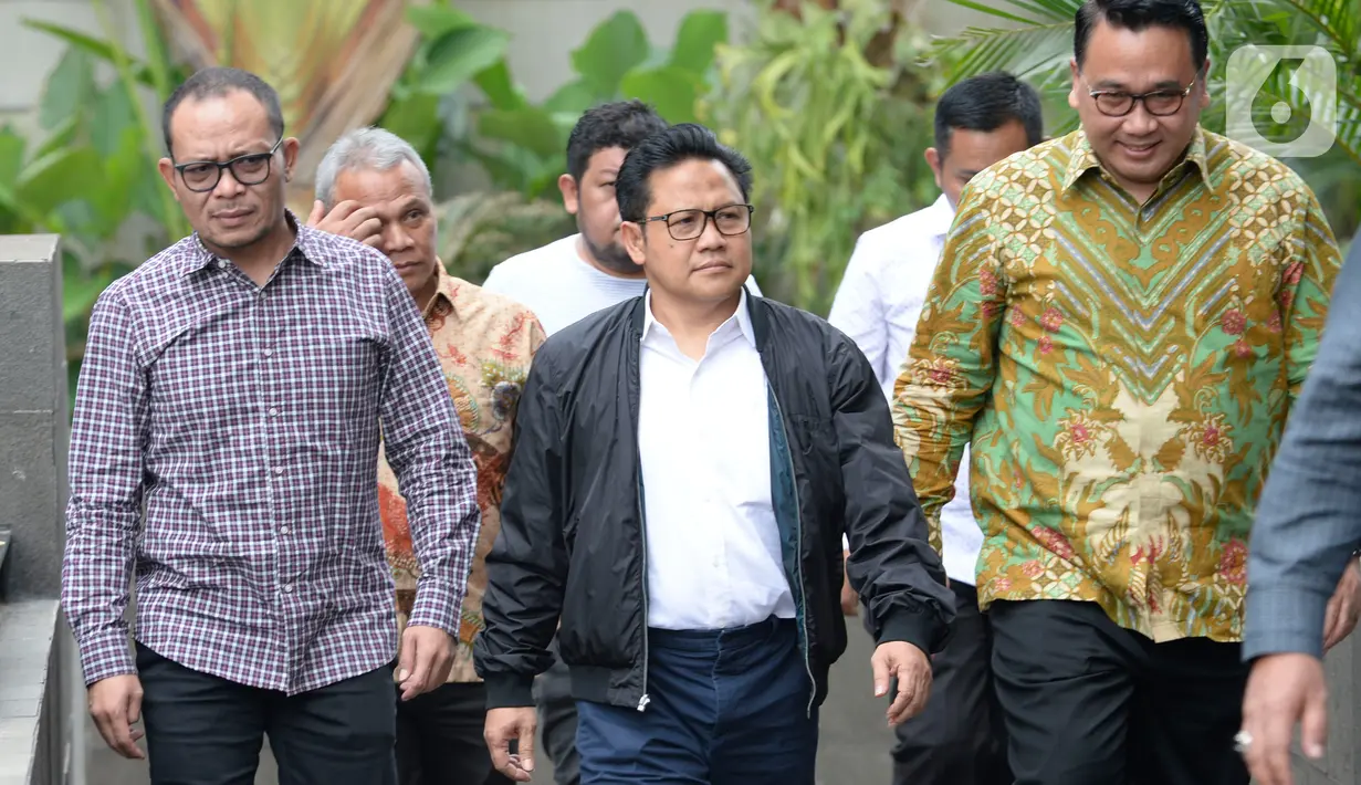 Ketua Umum PKB, Muhaimin Iskandar (tengah) memenuhi panggilan penyidik KPK di Jakarta, Rabu (29/1/2020). Muhaimin didampingi mantan Menteri Tenaga Kerja Hanif Dhakiri dan mantan Menteri Desa, Pembangunan Daerah Tertinggal dan Transmigrasi Eko Putro Sandjojo. (merdeka.com/Dwi Narwoko)