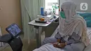 Pasien sedang video call dengan perawat menggunakan robot Temi saat di  kamar pasein  RSPJ Modular, Jakarta, Selasa (28/7/2020). Teknologi robot ini juga dapat mengantarkan makanan dan menghibur para pasien dengan cara mendengarkan lagu dan senam bersama. (Liputan6.com/Herman Zakharia)