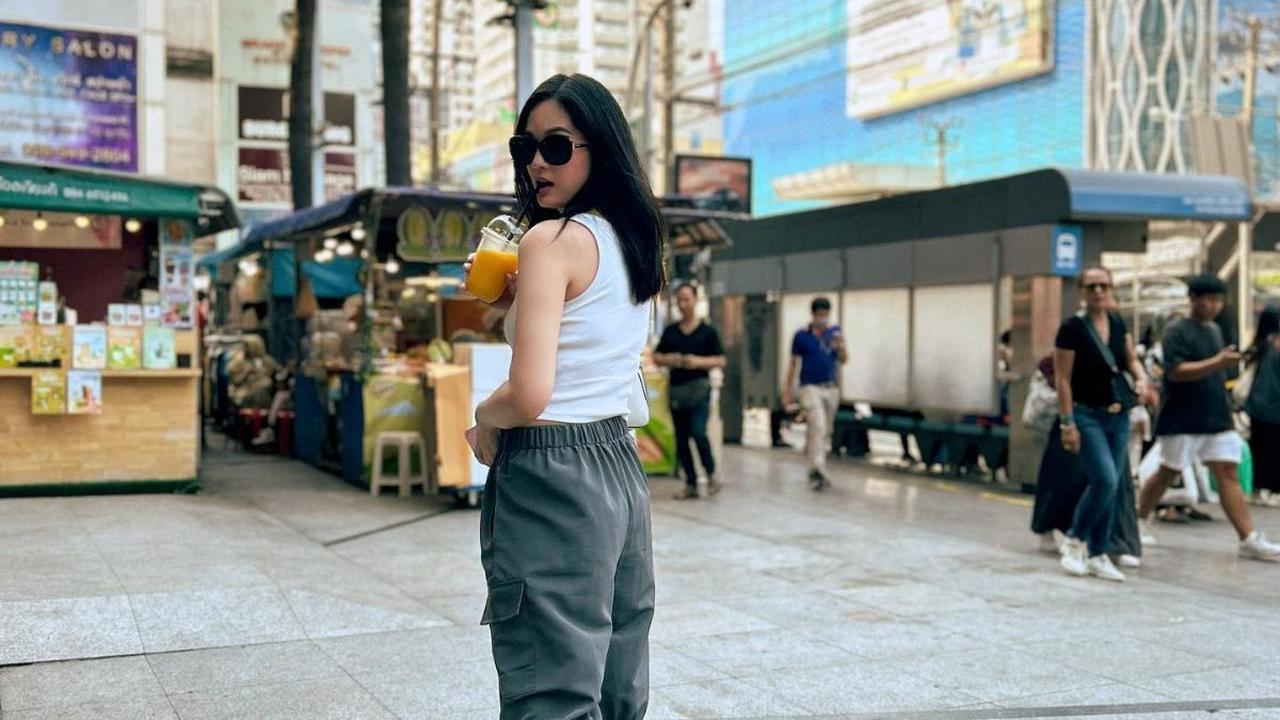 Penampilan Faradilla Yoshi saat liburan di Thailand langsung mencuri perhatian netizen. Potret cantiknya bikin salfok.<br>