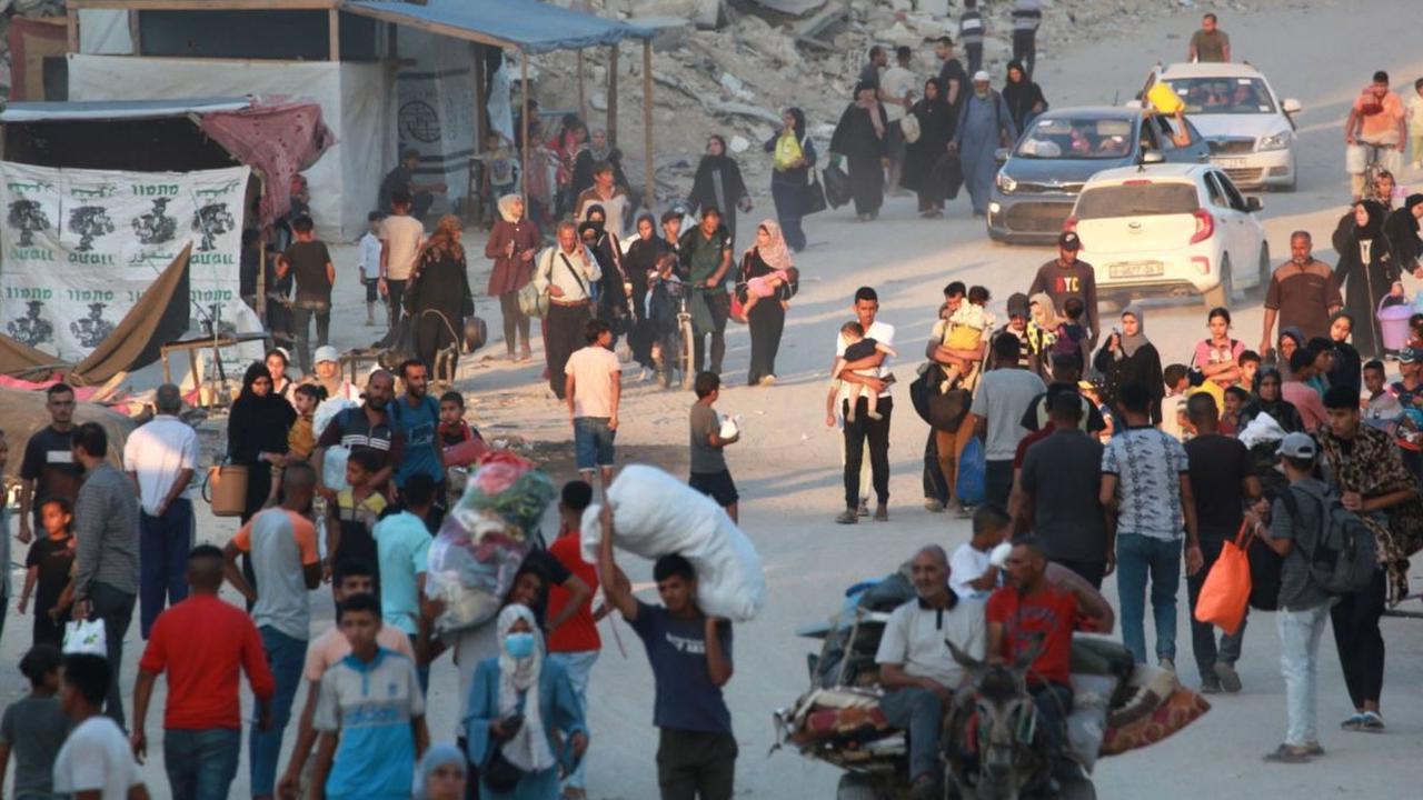 Ribuan warga berbondong-bondong meninggalkan wilayah Khan Younis di Jalur Gaza, Palestina, pada 1 Juli 2024. Warga Jalur Gaza panik dan ketakutan setelah Israel mengeluarkan ultimatum memerintahkan evakuasi massal dari wilayah Khan Younis.&nbsp;Foto: Bash