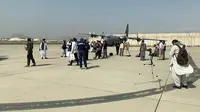 Pejabat Taliban terlihat dalam Bandara Internasional Hamid Karzai setelah penarikan Amerika Serikat (AS) di Kabul, Afghanistan, Selasa (31/8/2021). Taliban memegang kendali penuh atas Bandara Kabul setelah pesawat AS terakhir meninggalkan landasan pacu. (AP Photo/Kathy Gannon)