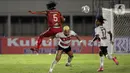 Pemain PSM Makassar, Erwin Gutawa (kiri) berebut bola dengan pemain Madura United, Rafael Feital Da Silva (tengah) dalam pertandingan BRI Liga 1 2021/2022 antara Madura United melawan PSM Makassar di Stadion Madya, Jakarta, Minggu (12/9/2021). Pertandingan berakhir 1-1. (Bola.com/Ikhwan Yanuar)