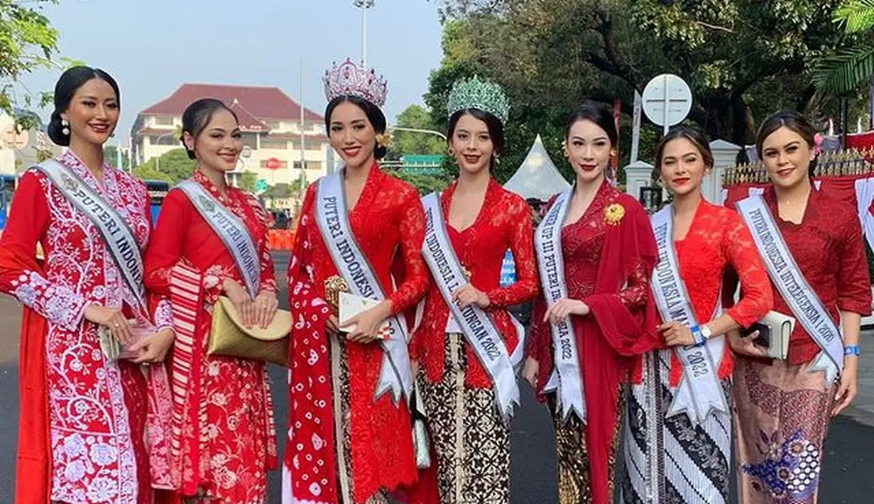 Hadir pula di samping Laksmi Shari De Neefe Suardana, Cindy May Mc Guire yang merupakan Puteri Indonesia Lingkungan Hidup 2022. Ia mengenakan kebaya kutubaru yang dipadukan dengan kain batik. Lengkap dengan mahkotanya berwarna hijau dan kain merah polos. (instagram/officialputeriindonesia)