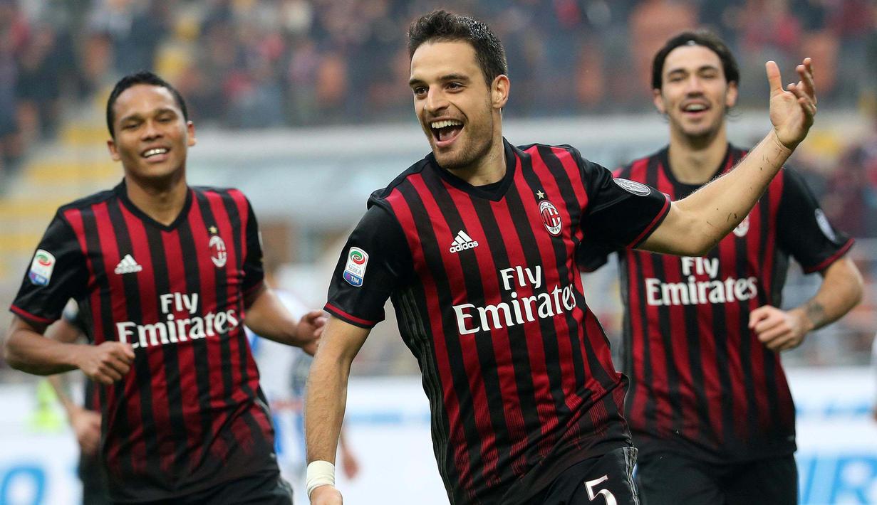 Pemain Ac Milan, Giacomo Bonaventura merayakan golnya ke gawang Pescara pada laga Serie A Italia di San Siro Stadium, Milan (30/10/2016). Milan menang 1-0. (AFP/Matteo Bazzi)