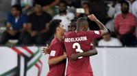 Para pemain Qatar merayakan gol ke gawang Arab Saudi pada laga Grup E Piala Asia 2019, di Sheikh Zayed Sports City, Abu Dhabi, Kamis (17/1/2019). (AFP/Khaled Desouki)