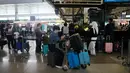 Calon penumpang   menunggu penerbangannya di Bandara Internasional Soekarno-Hatta di Tangerang, Indonesia, Minggu, 6 September 2026. (AP Photo/Tatan Syuflana)