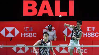 Kevin Sanjaya/Marcus Gideon lolos ke final BWF World Tour Finals 2021 usai kalahkan Lee Yang/Wang Chi Lin 18-21, 23-21 21-17 di Bali International Convention Center, Sabtu (4/12/2021). (Dok. PBSI)