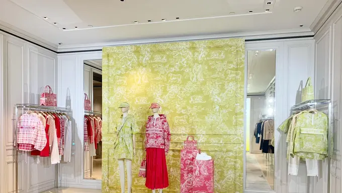 Musim panas telah tiba, Koleksi Dioriviera hadir Dior Plaza Indonesia dari 23 June 2021 hingga 14 Juli 2021.