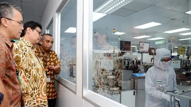 Menteri Perindustrian Airlangga Hartarto bersama Kepala Divisi Module, Assembly, and Testing PT Infineon Technologies Hari Subronto mengunjungi PT Infineon Technologies di Batam (Dok Foto: Kemenperin)