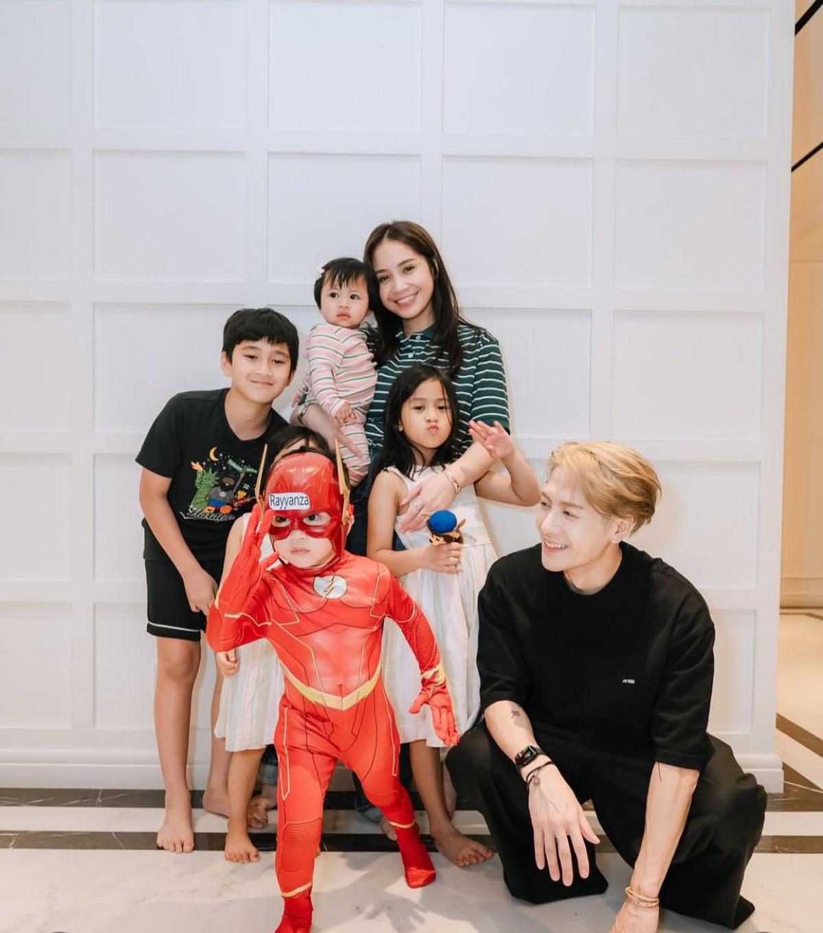 3 Potret Jackson Wang di Rumah Raffi Ahmad, Rayyanza Tampil Menggemaskan dengan Kostum Superhero