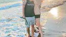 Liburan bareng ke pantai, Natasha dan Ciccio kompak kenakan outfit santai berupa t-shirt dan celana pendek (Instagram/natasharyder).