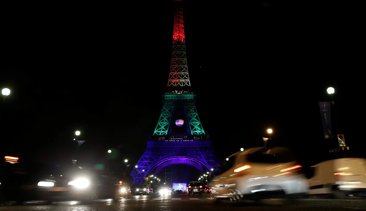 Menara Eiffel di Paris menampilkan warna pelangi pada Senin (13/6/2016)  malam, sebagai penghormatan untuk para korban penembakan brutal di klub malam gay di Orlando, Florida AS. (Thomas SAMSON/AFP)