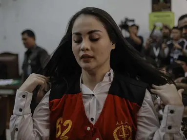 Aktris Jeniffer Dunn usai mengikuti persidangan perdana penyalahgunaan narkoba di Pengadilan Negeri Jakarta Selatan, Kamis (5/4). Sidang tersebut beragendakan pembacaan dakwaan. (Liputan6.com/Faizal Fanani)