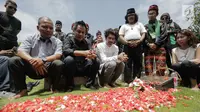 Aktor Reza Rahadian saat ziarah ke makam Benyamin Sueb di Karet Bivak, Jakarta, Jumat (26/1). Reza akan memainkan film garapan Hanung Bramantyo yang merupakan film legendaris Benyamin Sueb. (Liputan6.com/Faizal Fanani)